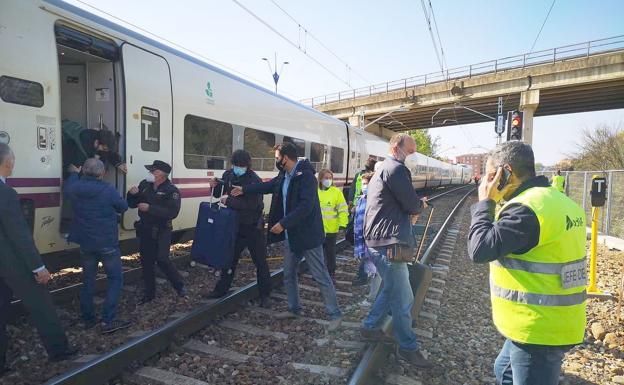 Imagen de los pasajeros en el momento de abandonar el tren averiado. 