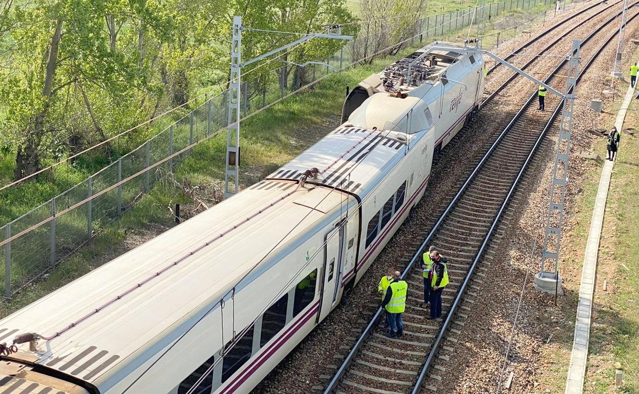 Imagen del descarrilamiento en uno de los vagones del tren Alvia. 