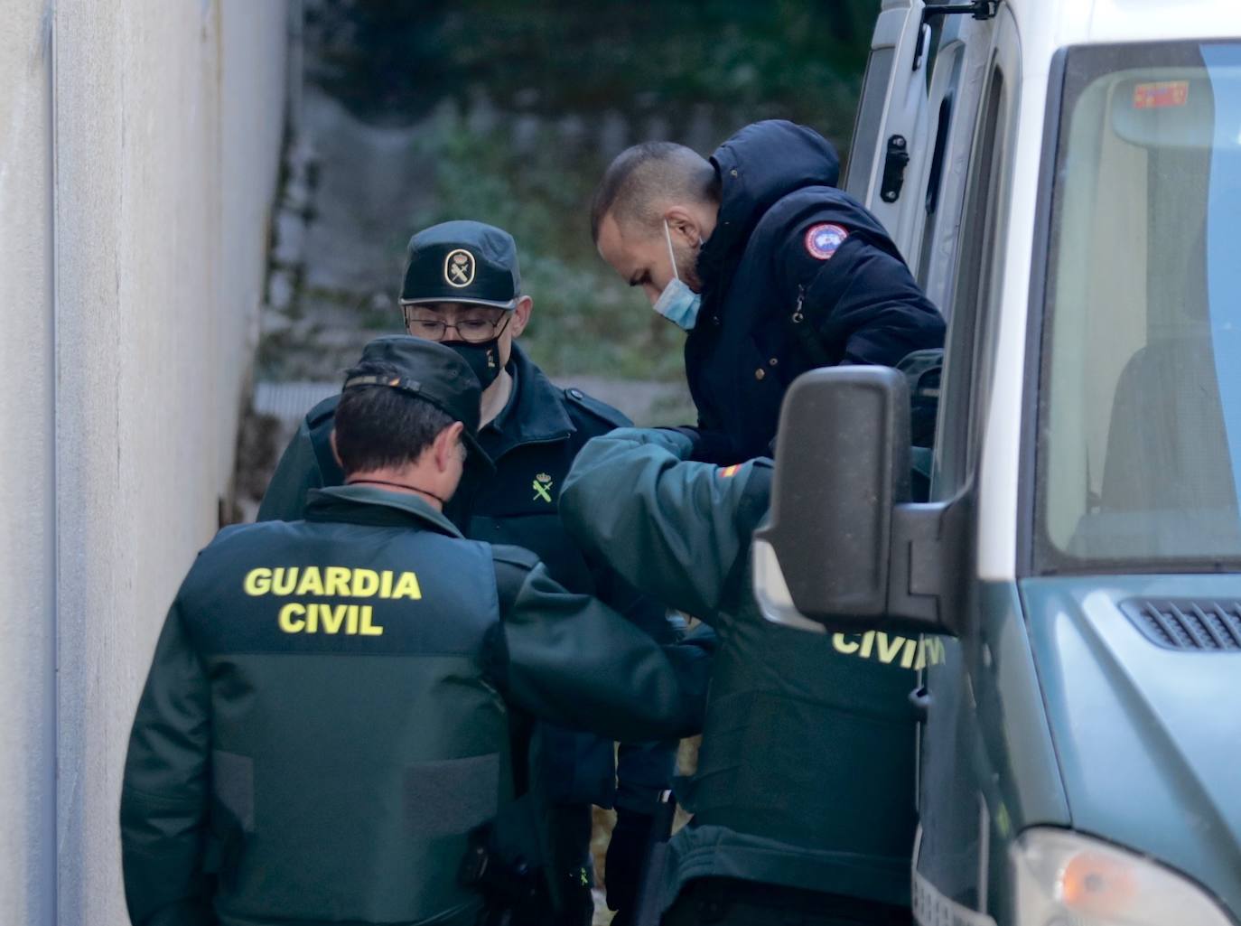 El acusado entra al juzgado de Cervera, el domingo 18 de abril por la mañana. 