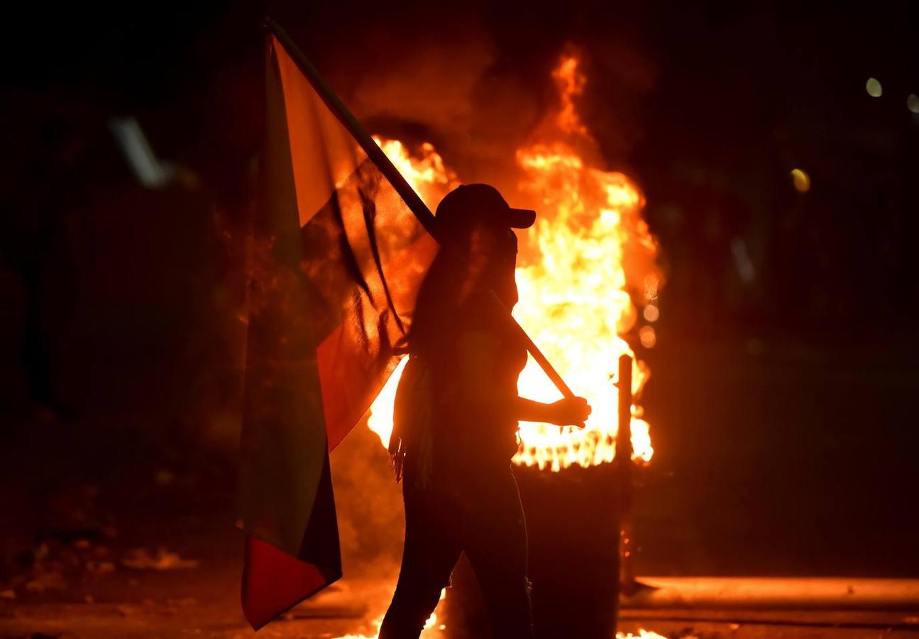 Disturbios en Colombia en contra de la ya retirada reforma tributaria del Gobierno donde han muerto al menos 19 personas.