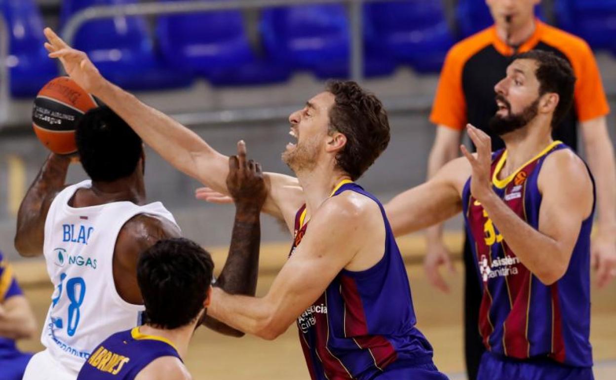 Pau Gasol, con Nikola Mirotic detrás, pelea por un balón contra el Armani Milán. 