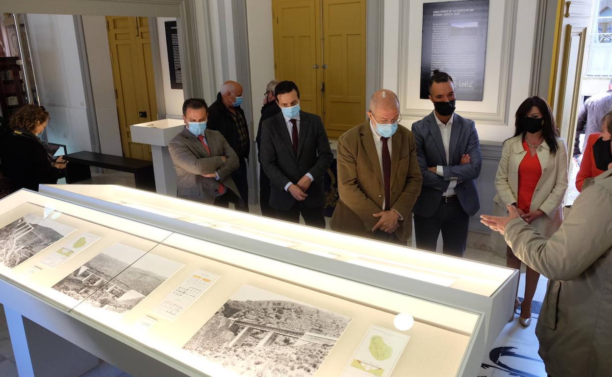 El vicepresidente de la Junta, Francisco Igea, en el centro junto al alcalde de Lumbrales, Carlos Pedraz, visitando la exposición. 