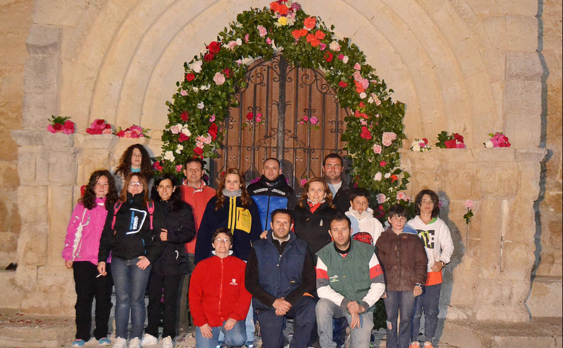 Los mozos y las mozas posan con la enramada de la Noche de San Juan.