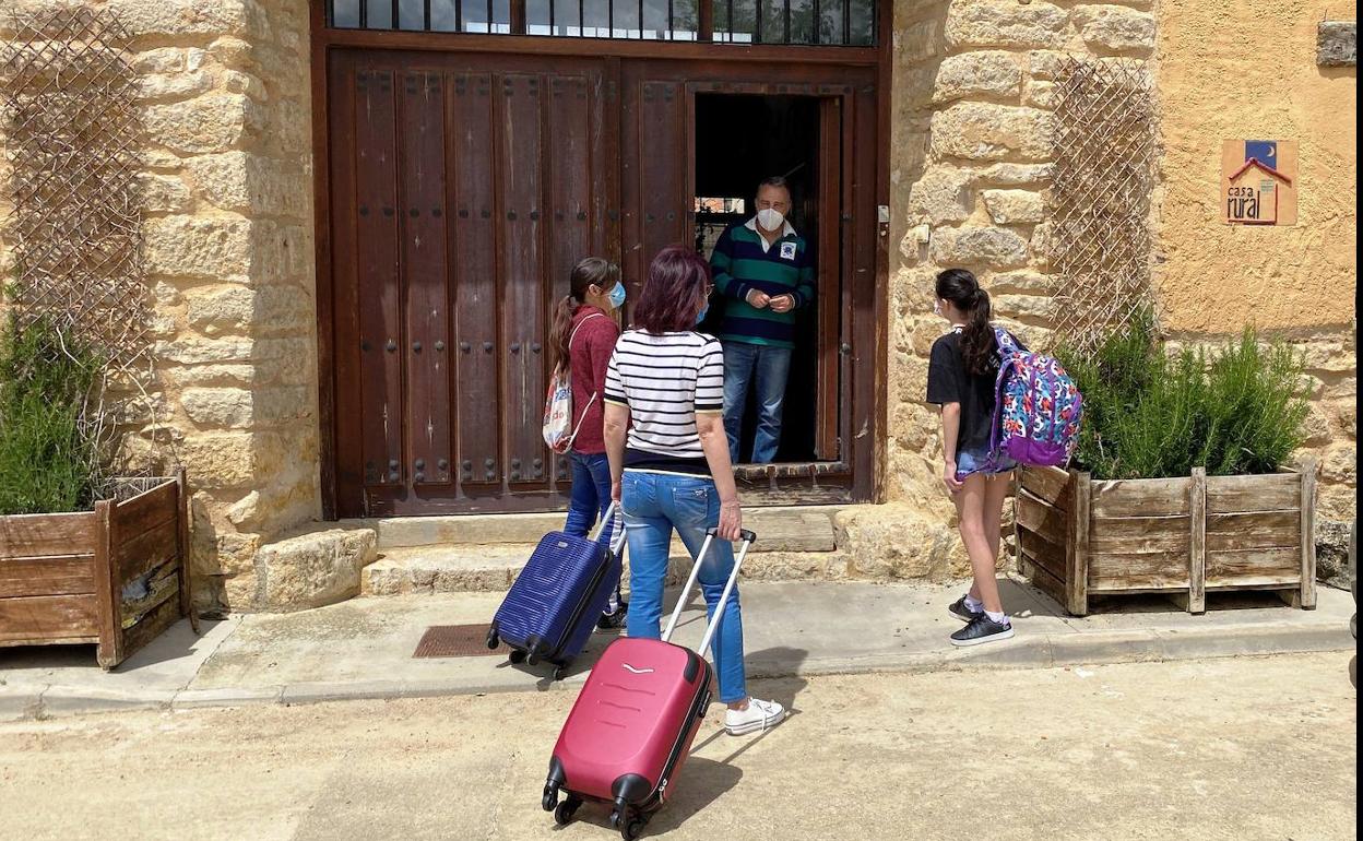 Una familia accede a una casa rural en la provincia de Valladolid. 