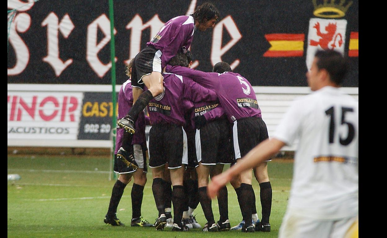 Jugadores de la UDS celebran un gol ante la Cultural en la 05-06.
