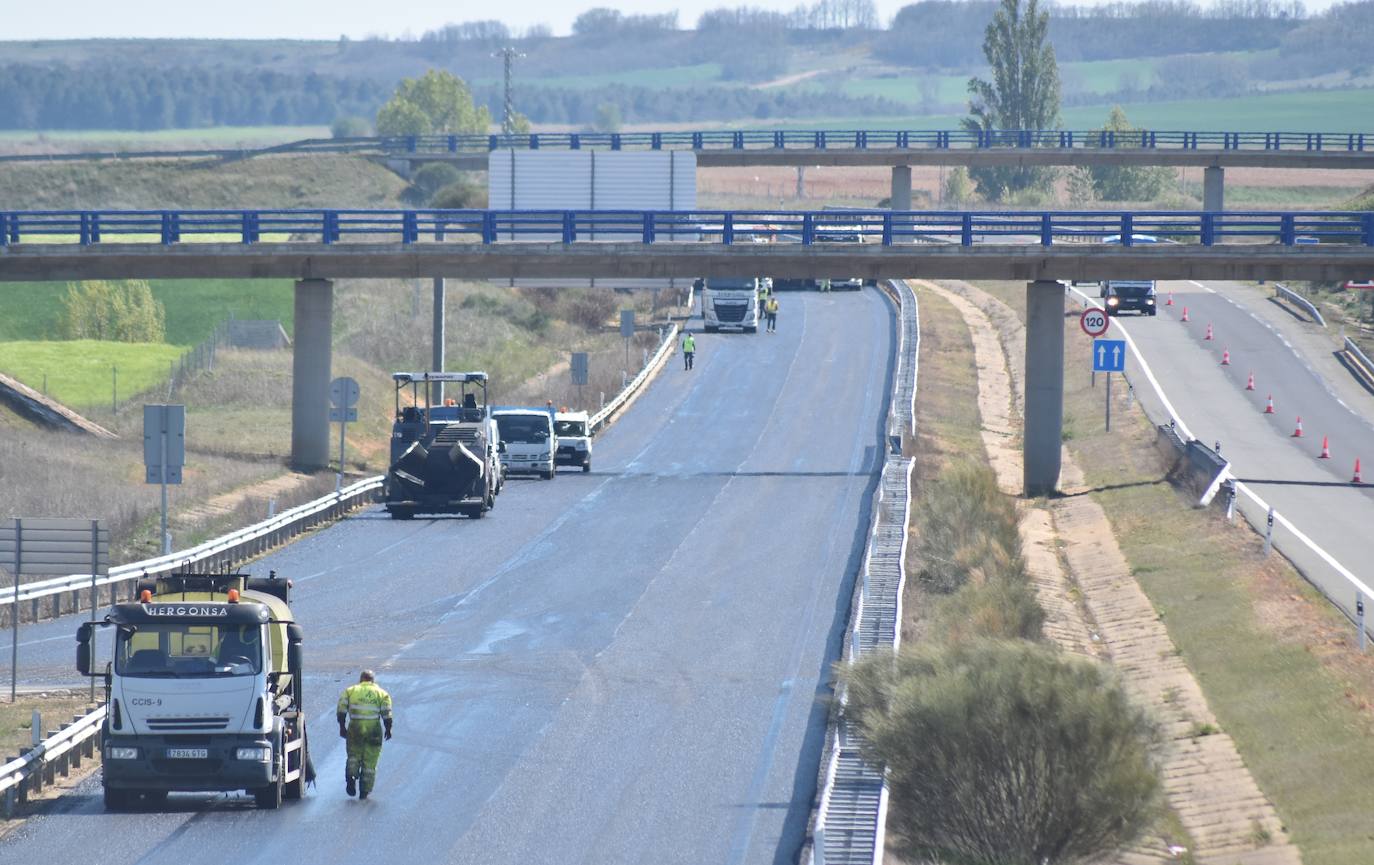 Fotos: Corte de la calzada por el arreglo de la A-67 entre Villaprovedo y Herrera