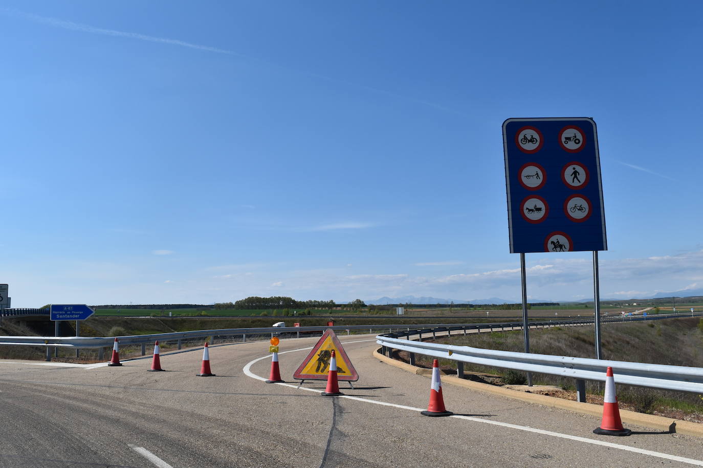 Fotos: Corte de la calzada por el arreglo de la A-67 entre Villaprovedo y Herrera