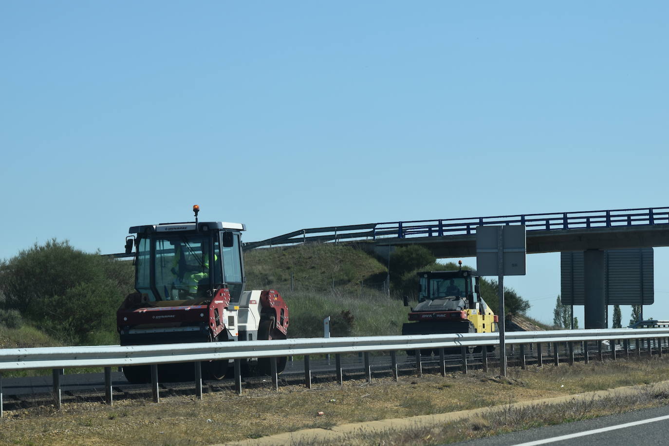 Fotos: Corte de la calzada por el arreglo de la A-67 entre Villaprovedo y Herrera