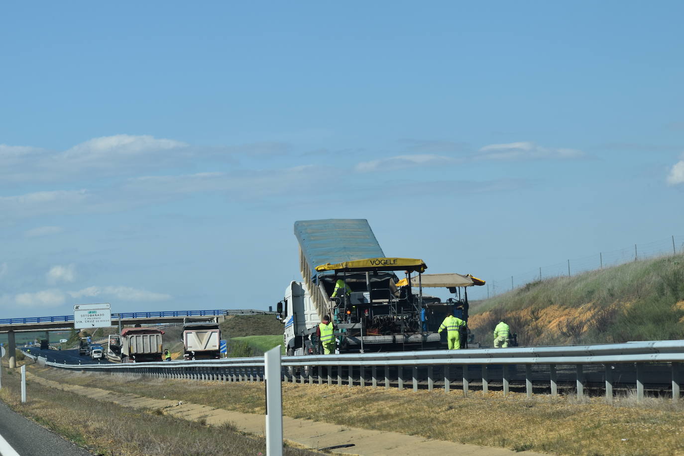 Fotos: Corte de la calzada por el arreglo de la A-67 entre Villaprovedo y Herrera