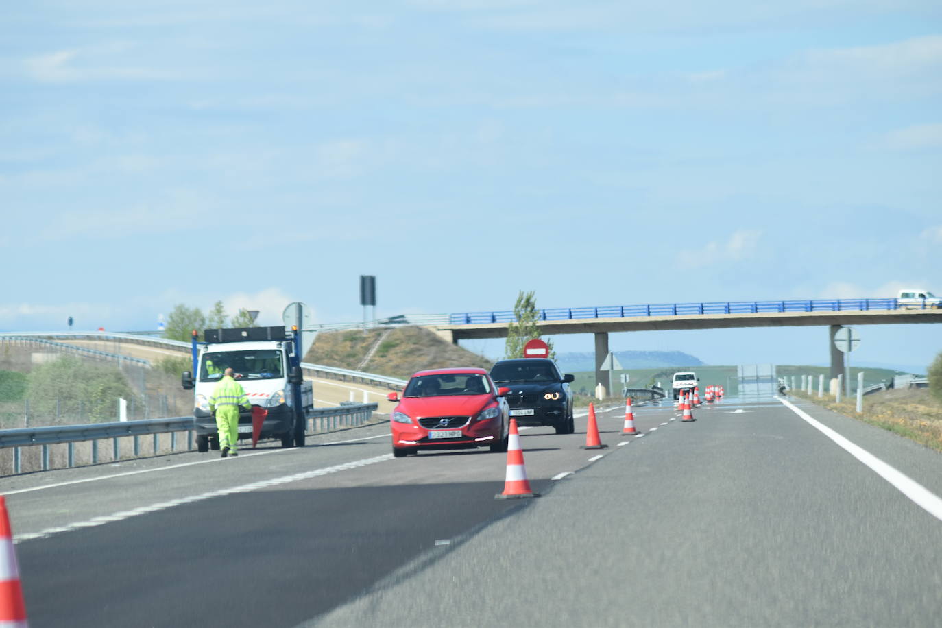 Fotos: Corte de la calzada por el arreglo de la A-67 entre Villaprovedo y Herrera