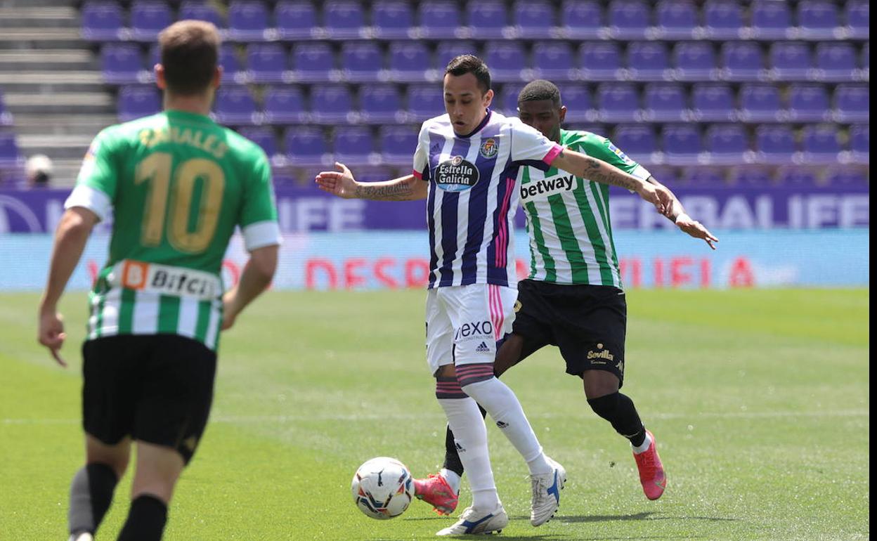 Orellana controla la pelota ante el marcaje de Emerson durante el Real Valladolid-Betis de la pasada jornada.
