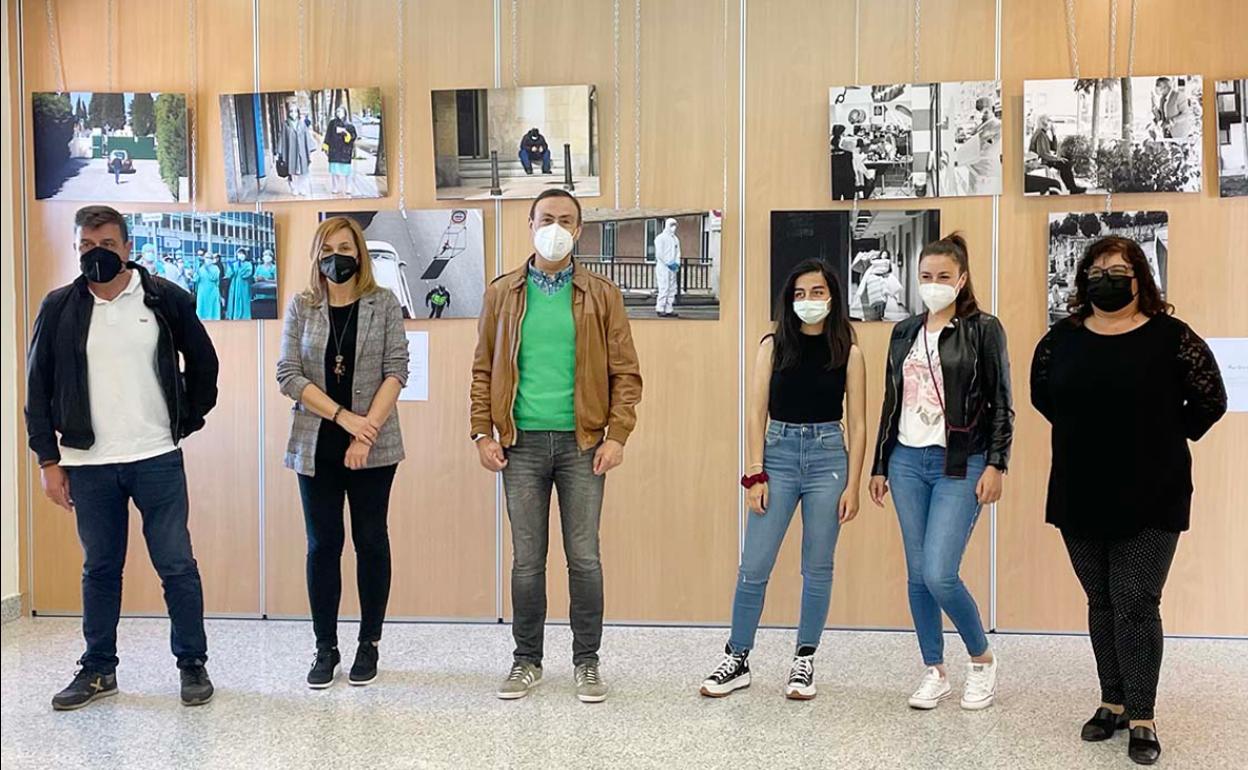 El alcalde y la concejala de Cultura junto a algunos fotógrafos de la exposición 