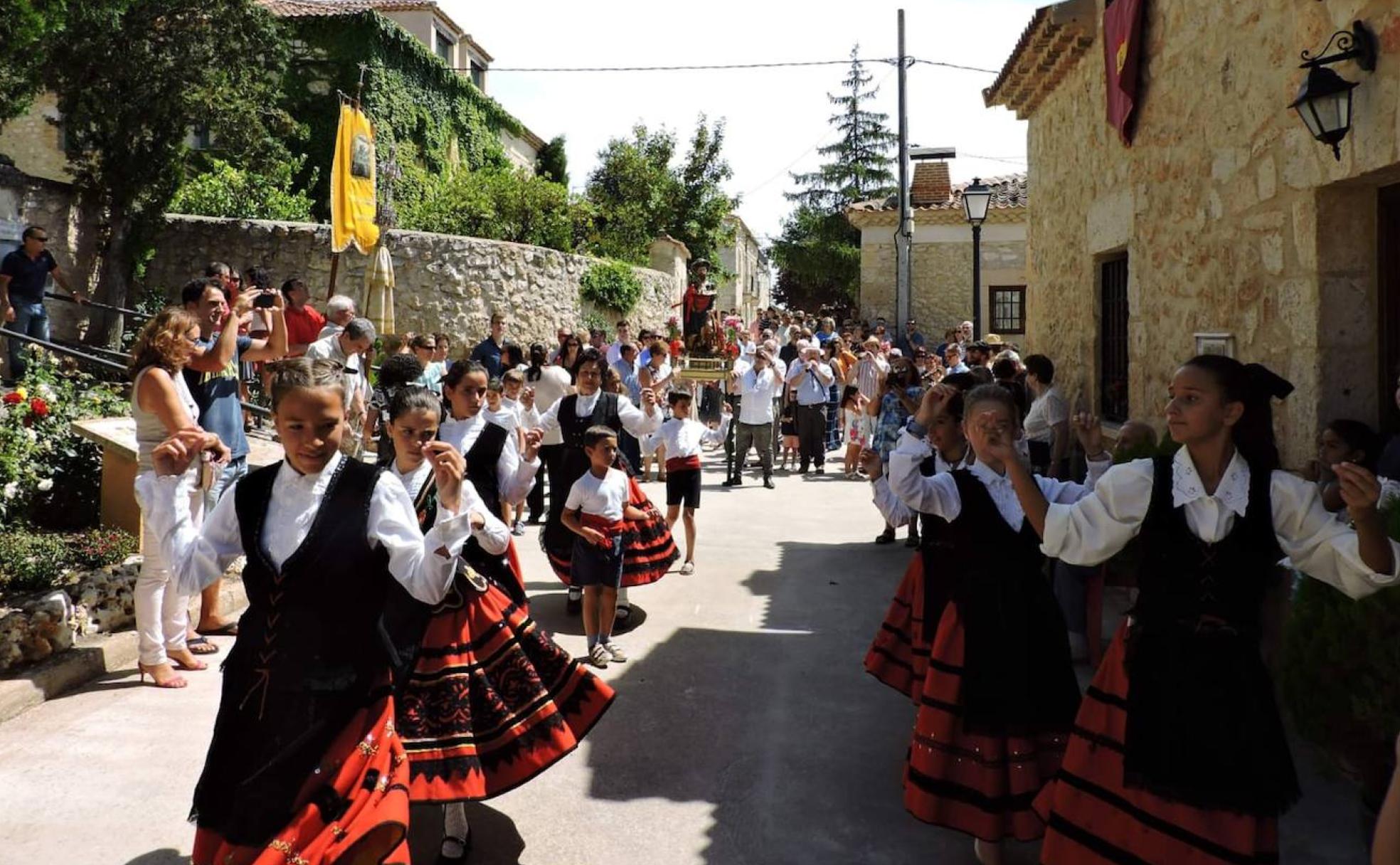 Bailes por las calles del pueblo durante la procesión de San Roque.