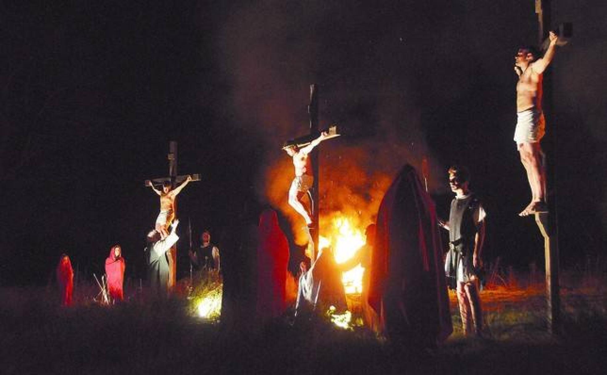 Recreación de la crucifixión de Cristo en la impresionante Pasión Viviente de Covarrubias.