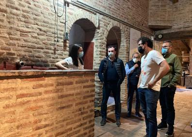 Imagen secundaria 1 - Arriba, Fernnado Mora visita un viñedo viejo en compañía del gerente y el presidente de la DO Cigales, Raúl Escudero y Julio Valles, respectivamente. Abajo varios momentos de su visita a la DO Cigales, en una bodega y catando en el Consejo Rehulador. 