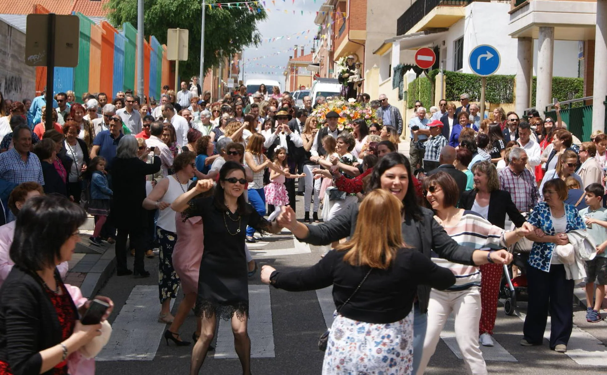Multitudinaria procesión de San Antonio en LaFlecha, al que es tradicional bailar jotas.