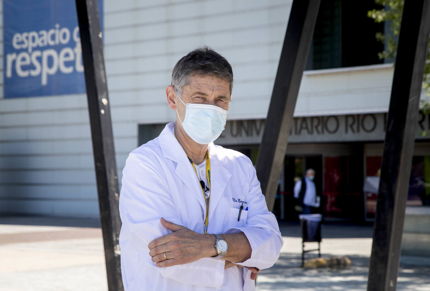 El microbiólogo José María Eiros, a las puertas del Hospital Río Hortega.