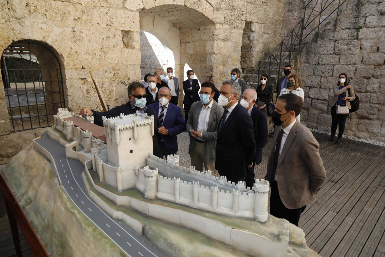 Fotos: Javier Izquierdo visita las obras de rehabilitación del castillo de Peñafiel