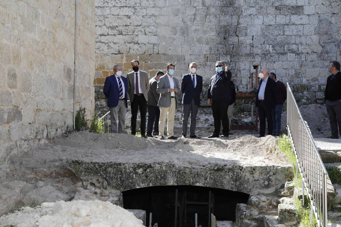 Fotos: Javier Izquierdo visita las obras de rehabilitación del castillo de Peñafiel