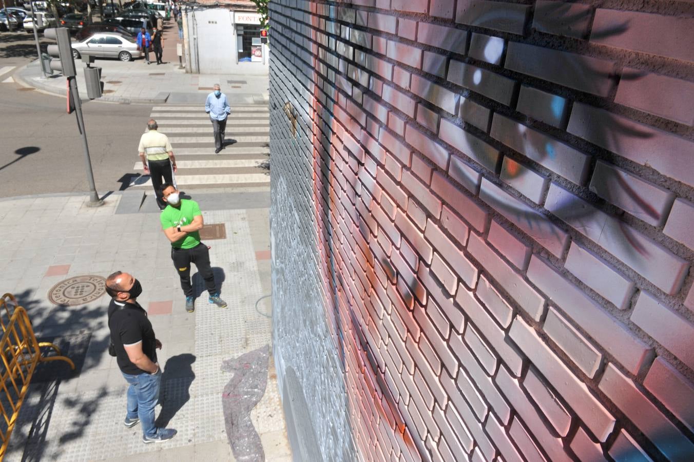 Fotos: Mural contra la segregación escolar en el colegio Cristóbal Colón de Valladolid