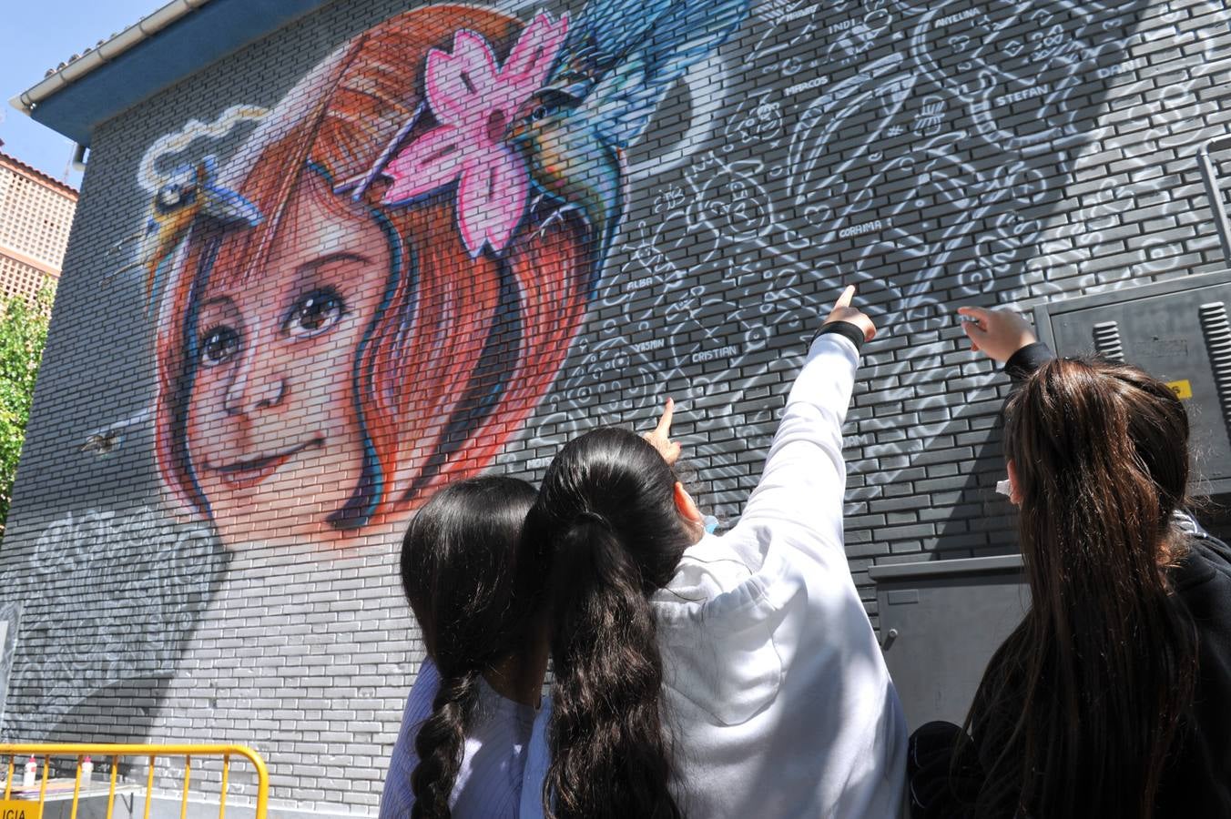 Fotos: Mural contra la segregación escolar en el colegio Cristóbal Colón de Valladolid