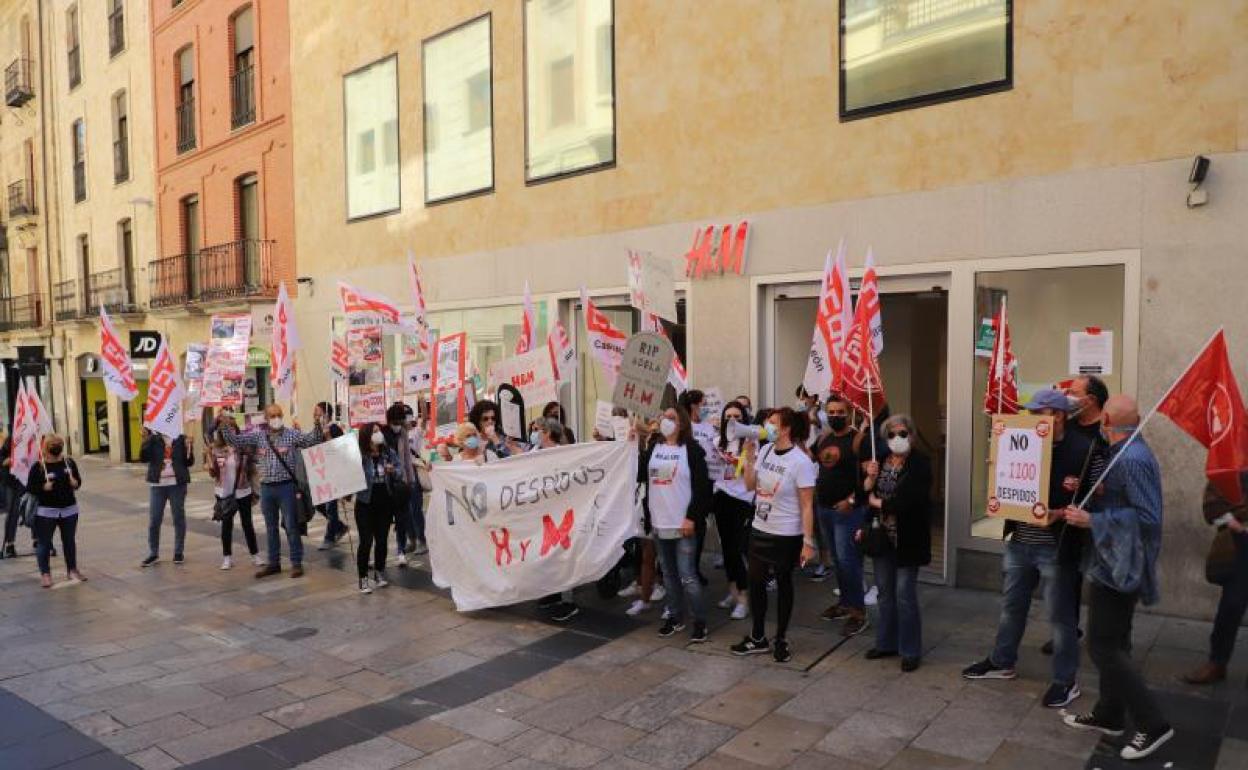 Participantes en la concentración ante la tienda que H&M tiene previsto cerrar en la calle Toro de Salamanca.