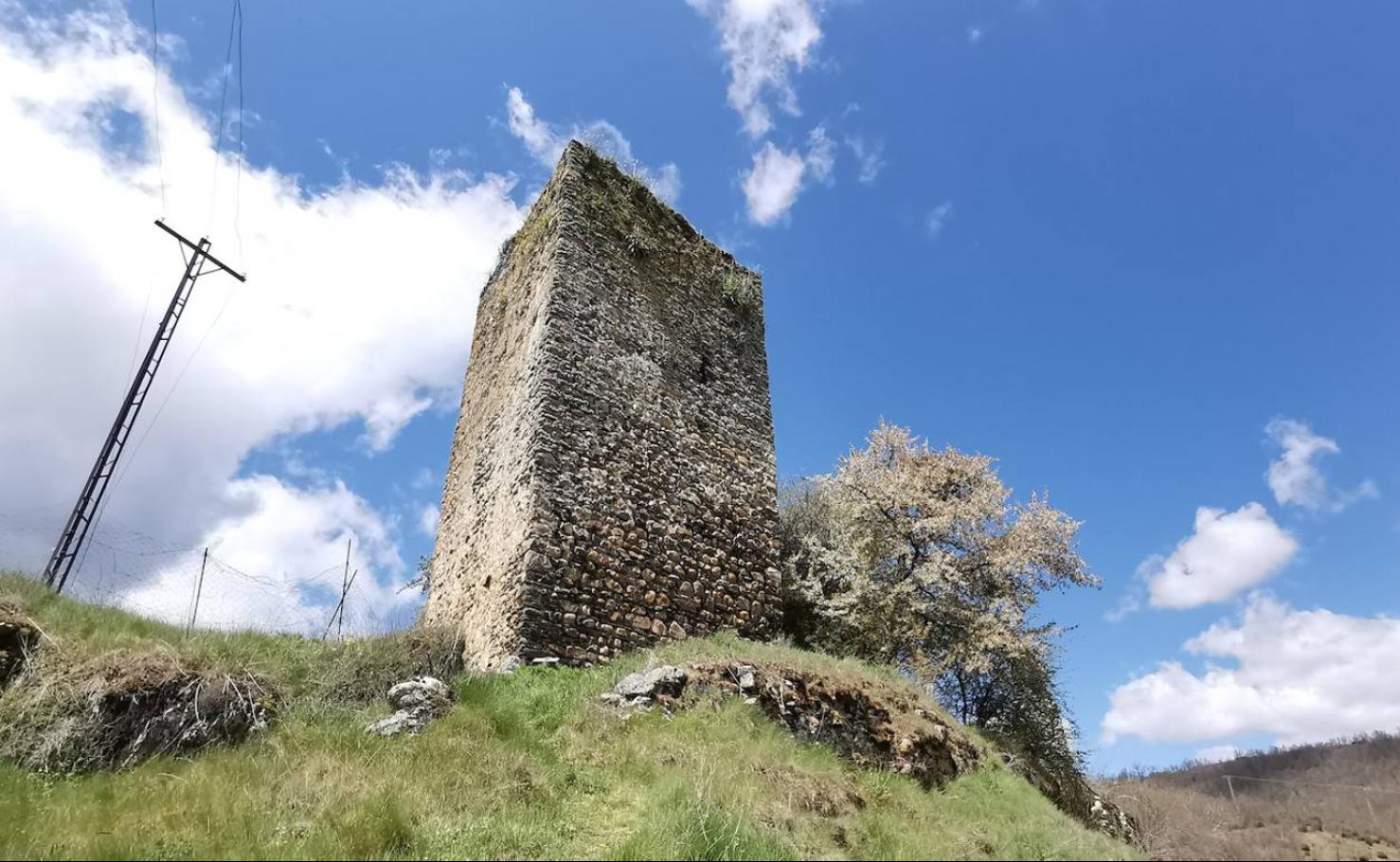 Los vecinos de la localidad del Castillo, en Riello, consiguen la cesión del Castillo de Benal, antigua propiedad de los Condes de Luna, para su rehabilitación y puesta en valor tras décadas de olvido que han llevado a la fortaleza a un estado de ruina.