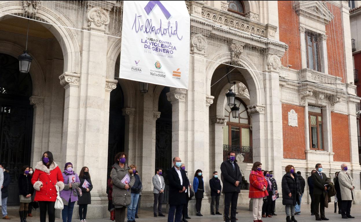 Concentración contra la violencia de género ante el Ayuntamiento de Valladolid, el pasado año. 