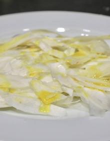 Imagen secundaria 2 - La cocinera Ana García, del Mesón 2,39, de Tudela de Duero, pela espárragos, antes de prepararlos cocidos con vinagreta y crudos en carpacho. 