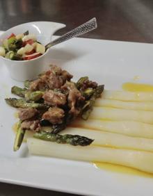 Imagen secundaria 2 - Jesús Potente y Gloria Domingo muestran sus platos, que aparecen abajo con más detalle. Chipirones y coquienas con tallarines de espárragos verdes, y espárragos blancos con mollejas de lechazo. 