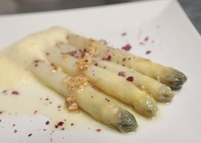 Imagen secundaria 1 - Víctor Juste y Dolores Motos con sus recetas. Espárragos blancos confitados con vinagreta frutos secos y la tapa 'Tierra de Mar', un tapenade con espárrago verde y blanco, sardina ahumada y espuma de espárrago verde