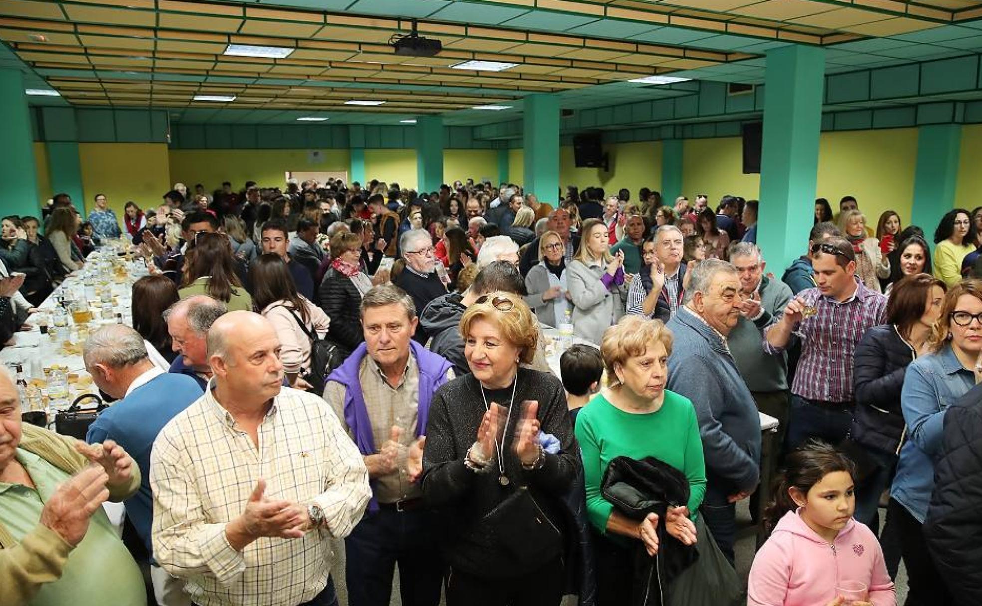 Los vecinos de Ataquines disfrutan de viandas.