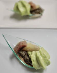 Imagen secundaria 2 - Víctor Juste y Dolores Motos con sus recetas. Espárragos blancos confitados con vinagreta frutos secos y la tapa 'Tierra de Mar', un tapenade con espárrago verde y blanco, sardina ahumada y espuma de espárrago verde