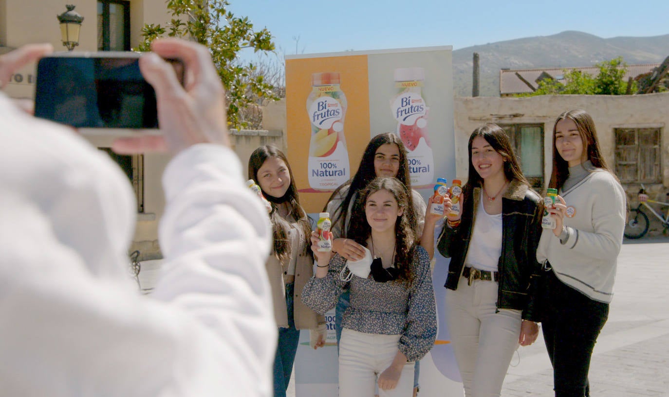 Vecinos de Otero de Herreros, con los productos.