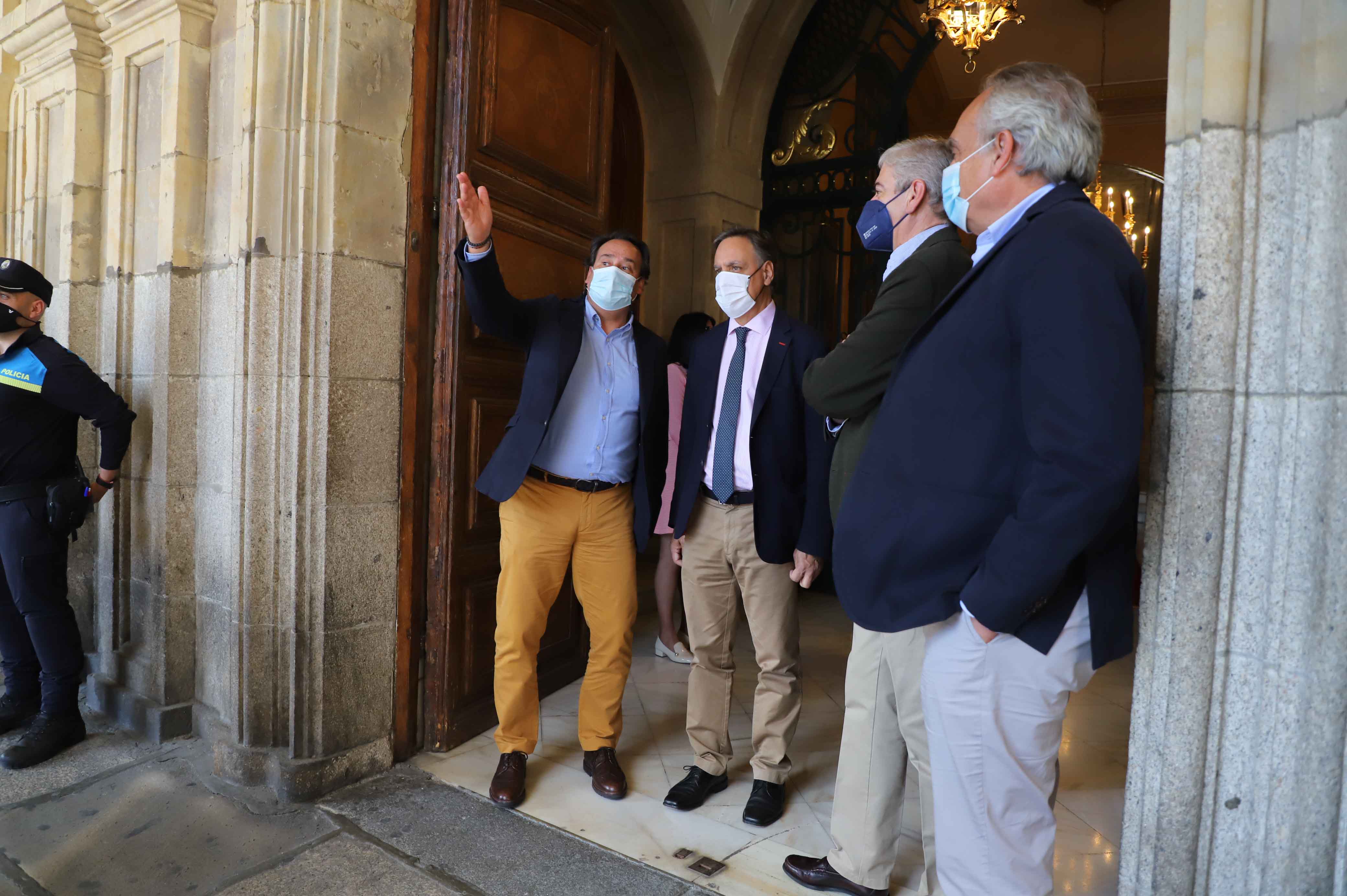 Fotos: Recepción en el Ayuntamiento al CB Avenida