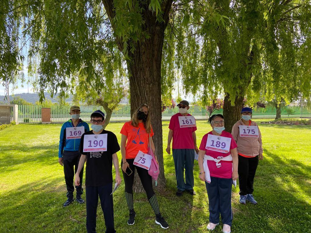 Los usuarios de la asociación realizaron la marcha por dentro del centro.