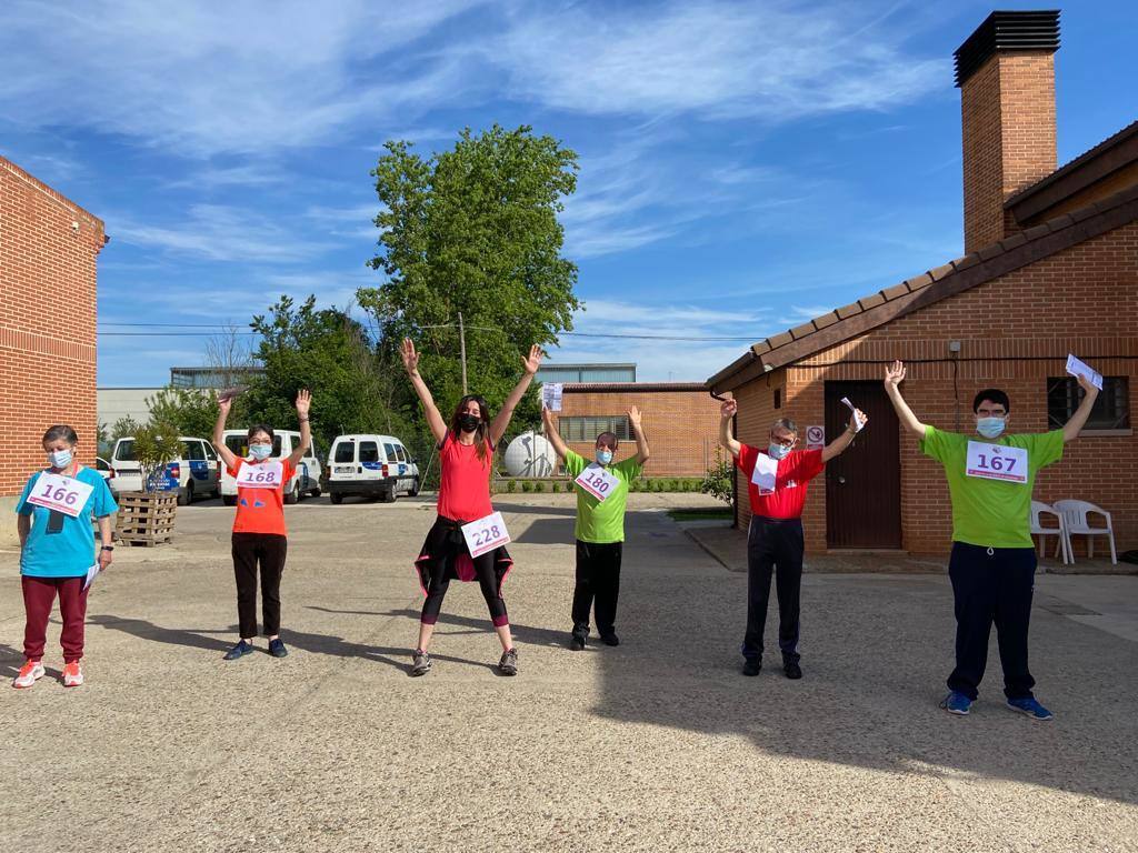 Los usuarios de la asociación realizaron la marcha por dentro del centro.