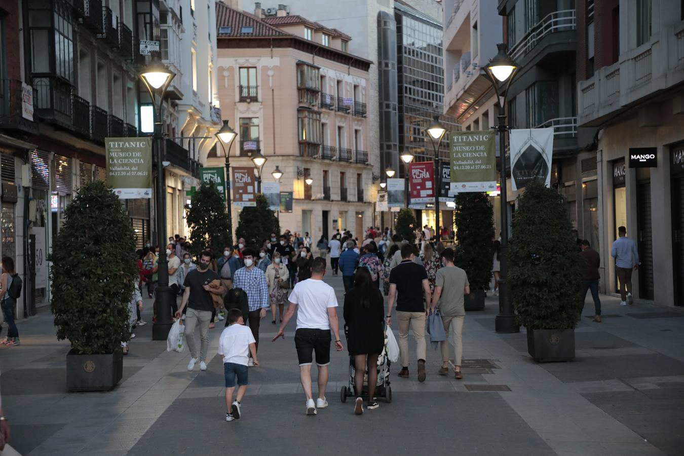Fotos: Los vallisoletanos vacían las calles en el último toque de queda