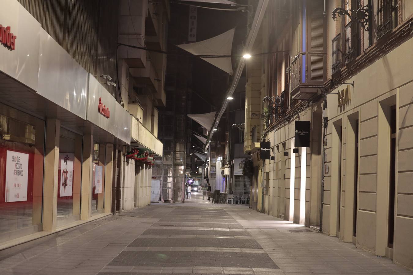 Fotos: Los vallisoletanos vacían las calles en el último toque de queda