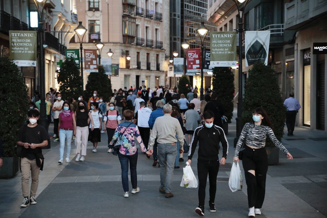 Fotos: Los vallisoletanos vacían las calles en el último toque de queda