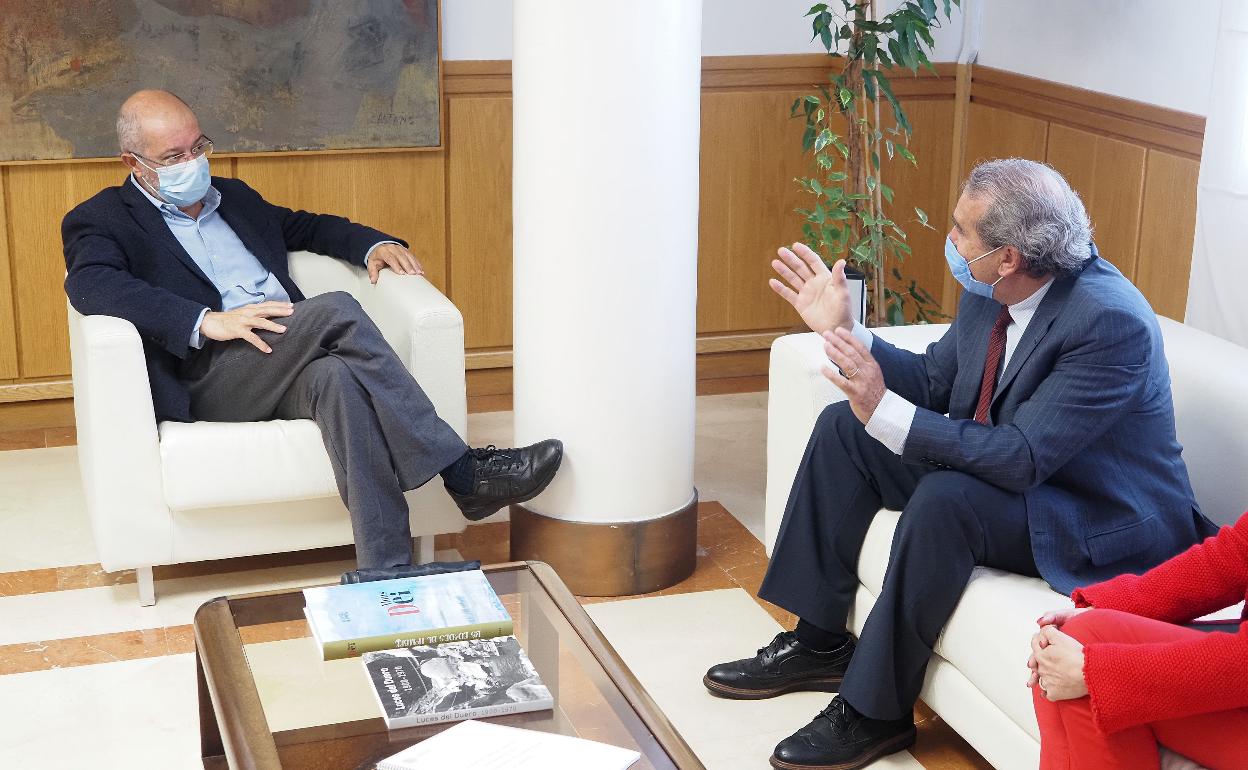 Francisco Igea y Agustín Sánchez de Vega, presidente del Consejo Consultivo, en una reciente reunión.