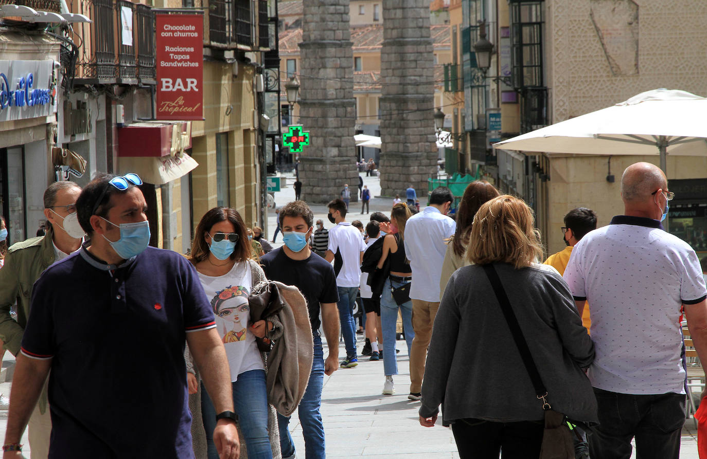 Tránsito de personas por la Calle Real en la mañana de este sábado.