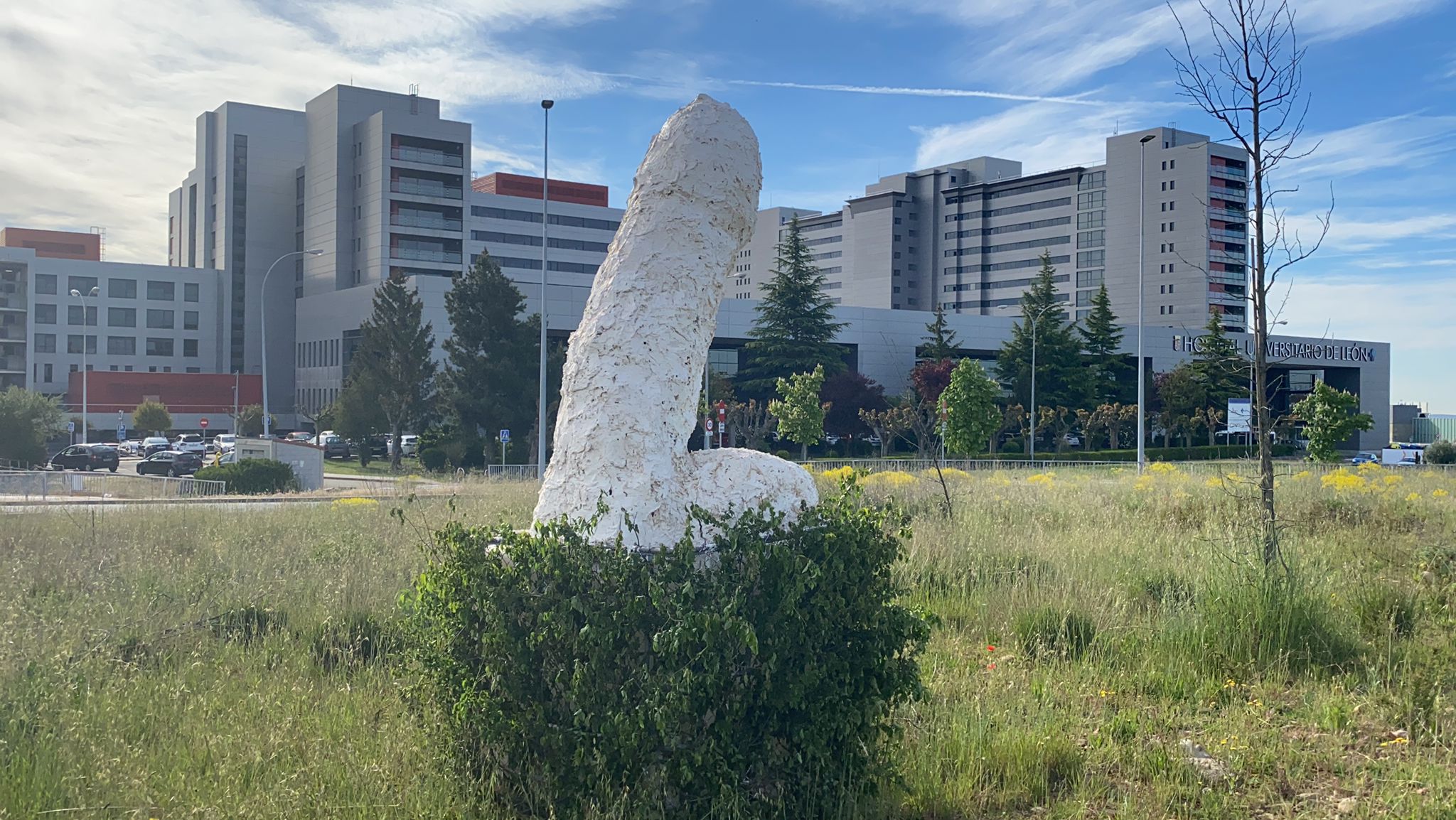 La escultura aparecida esta mañana en la LE-20 no deja indiferentes a los conductores que atraviesan la rotonda.