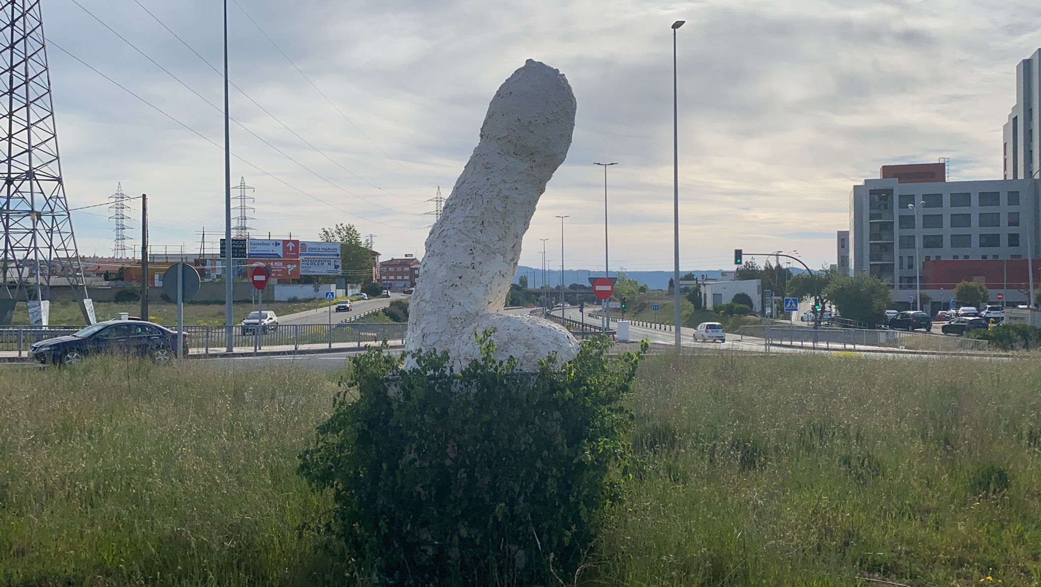 La escultura aparecida esta mañana en la LE-20 no deja indiferentes a los conductores que atraviesan la rotonda.