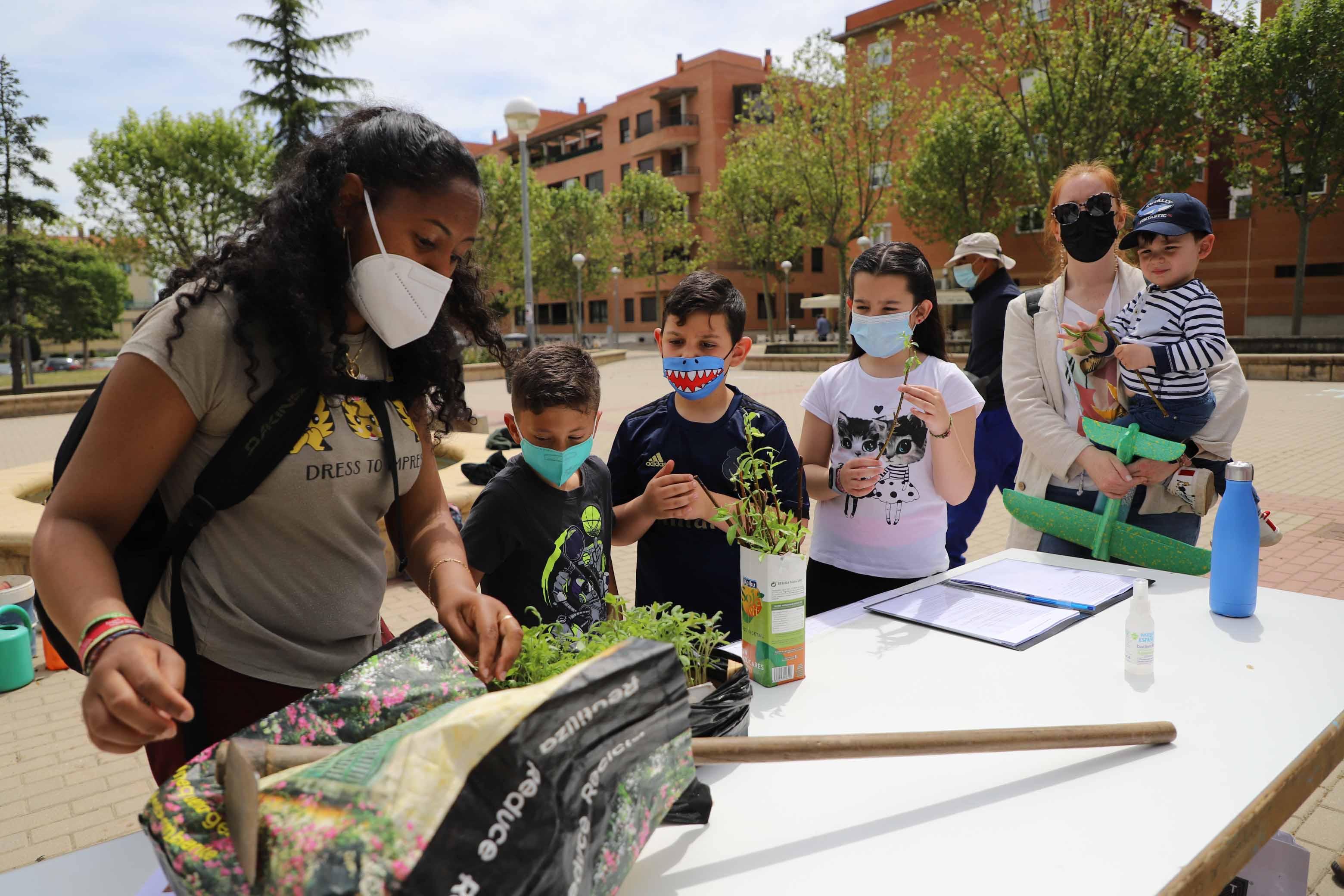 Los niños del barrio de El Zurguen aprenden a plantar árboles