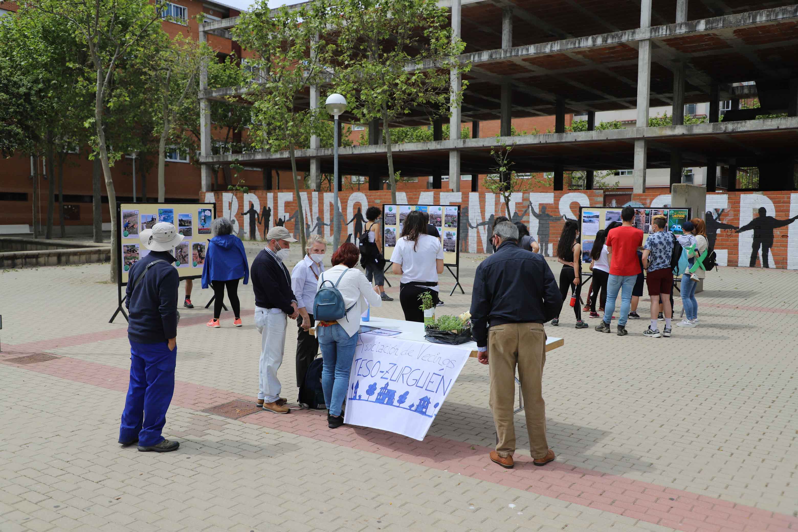 Los niños del barrio de El Zurguen aprenden a plantar árboles