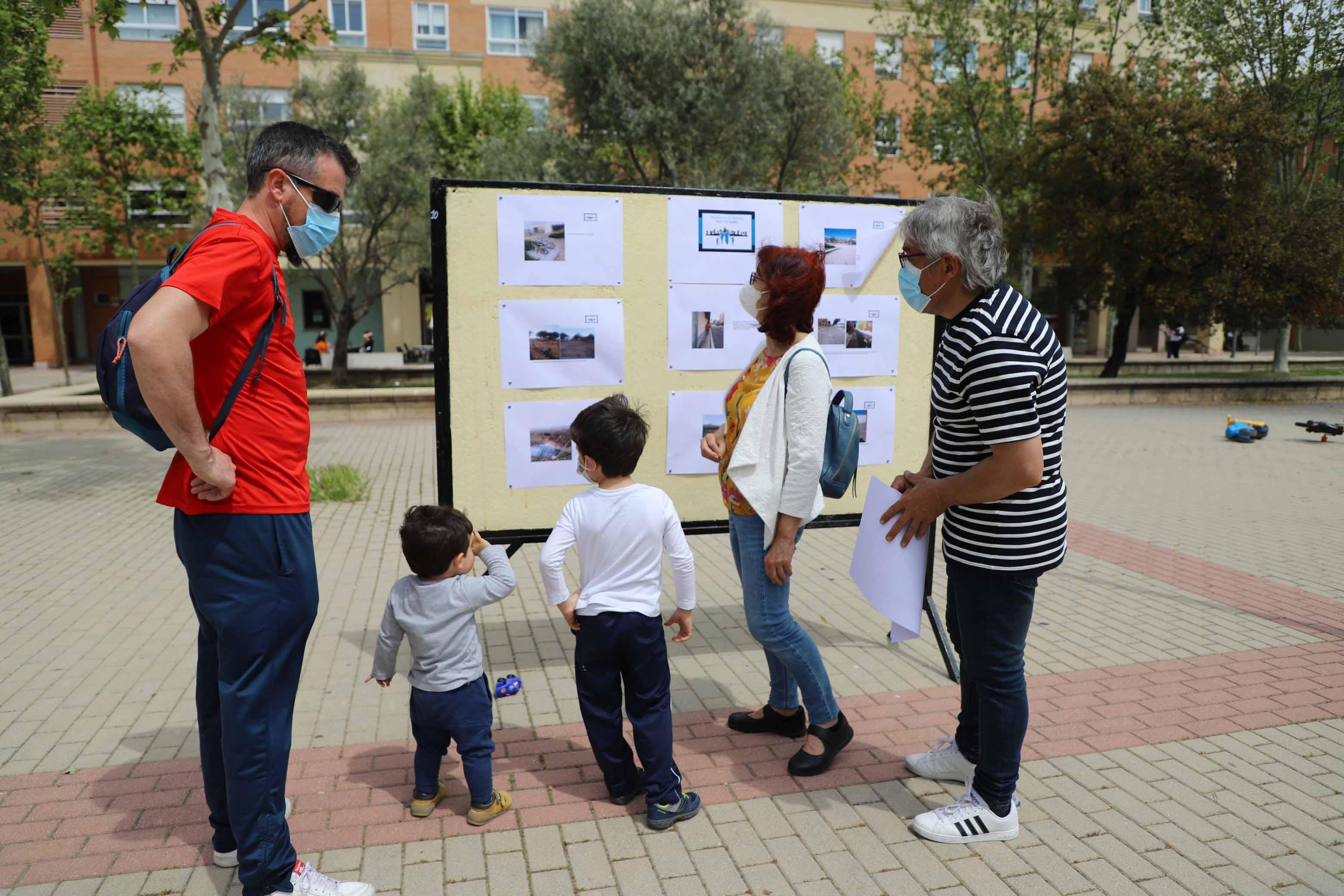 Los niños del barrio de El Zurguen aprenden a plantar árboles