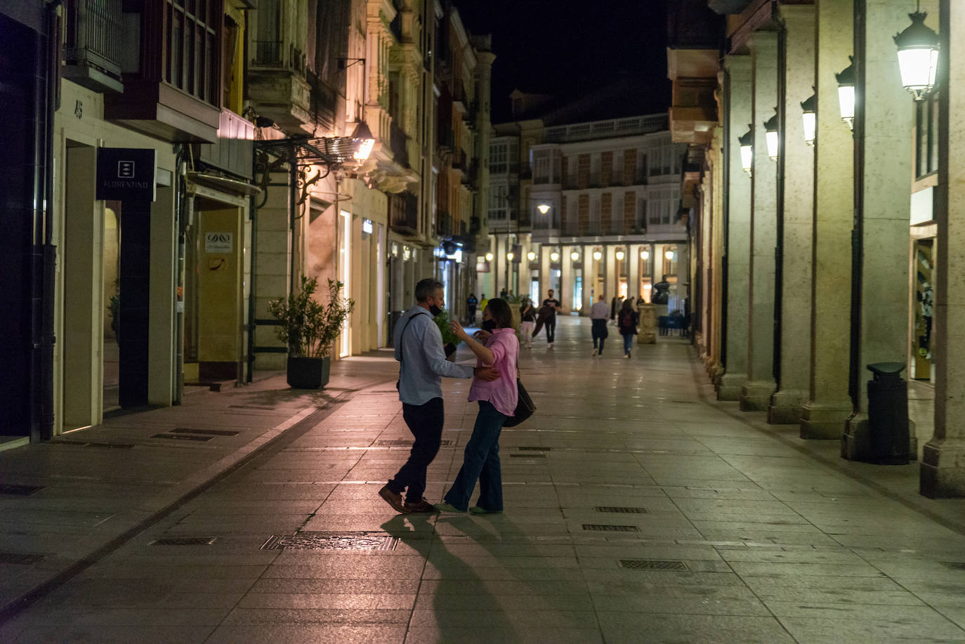 Palentinos en la Calle Mayor después de la medianoche.