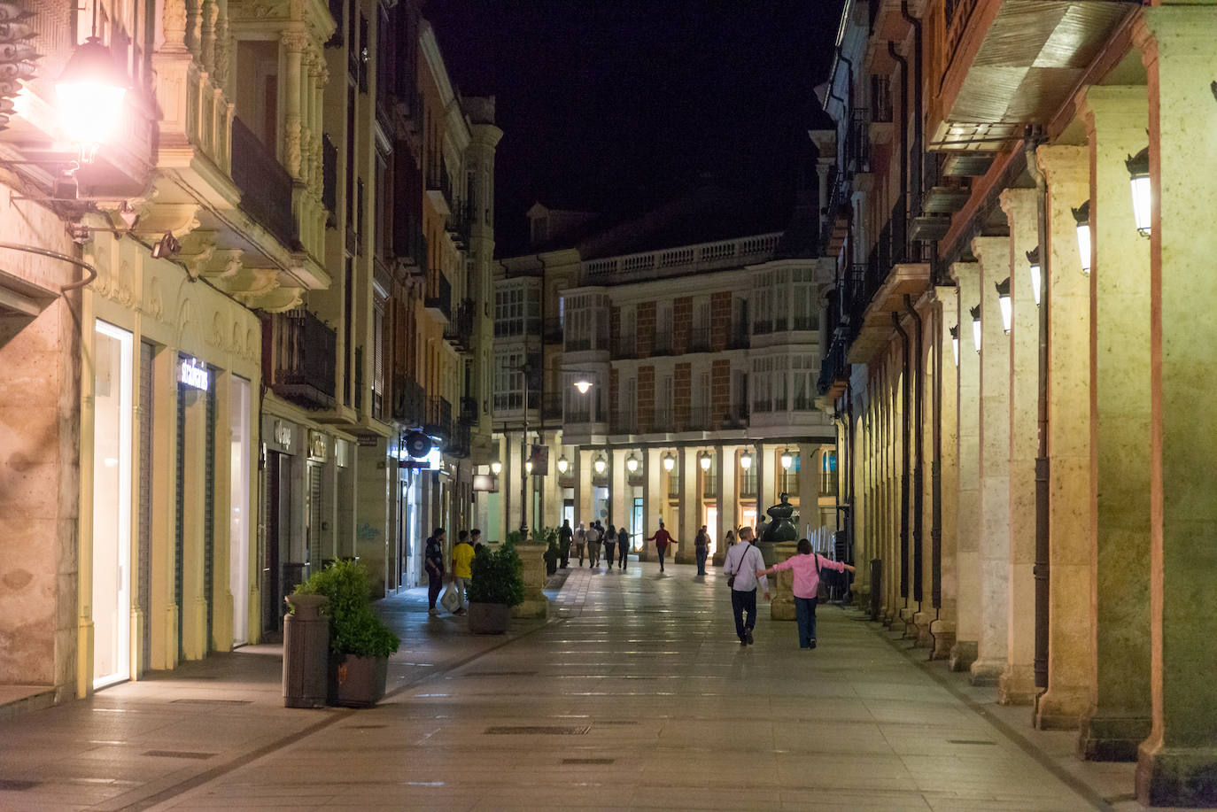 Palentinos en la Calle Mayor después de la medianoche.