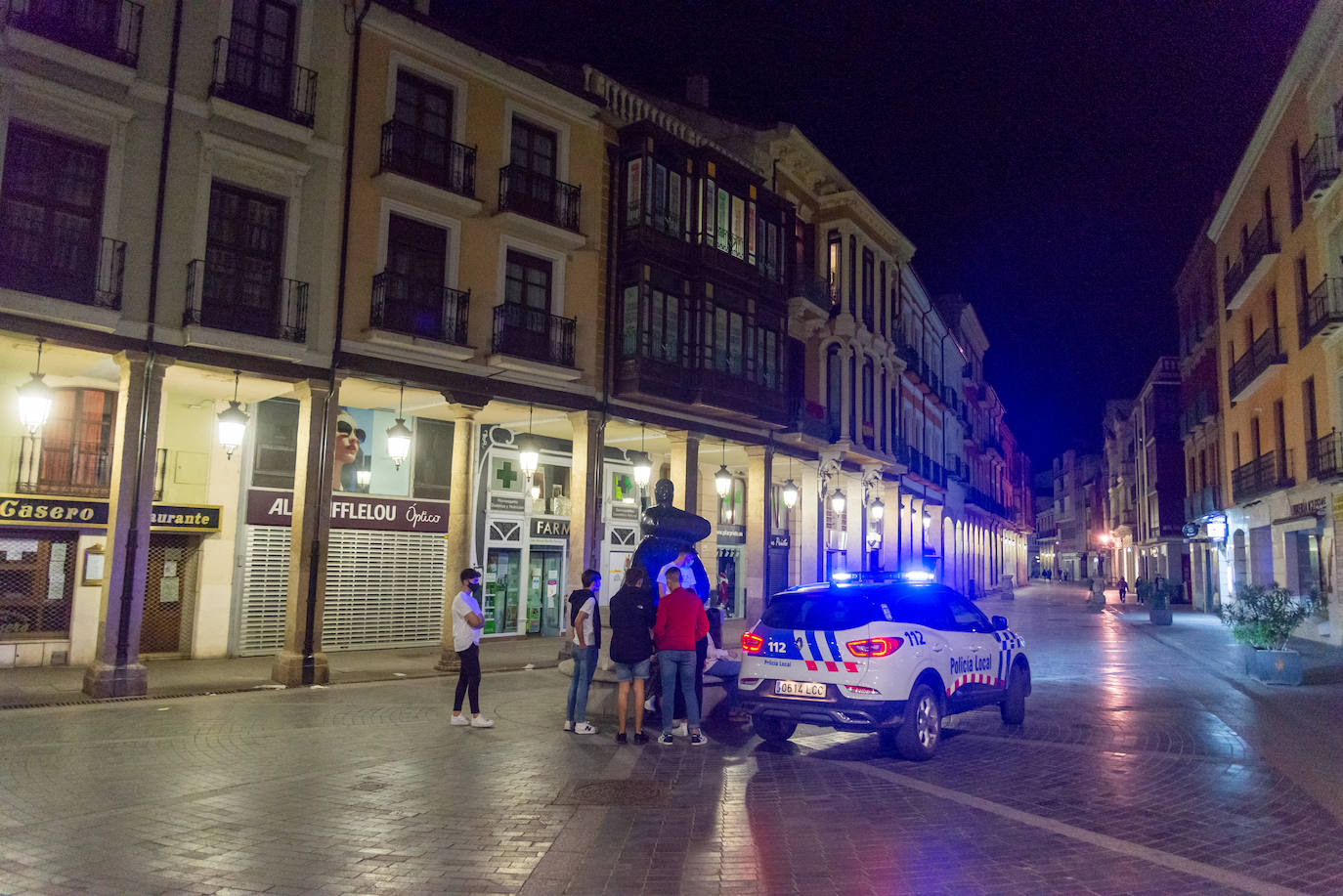 Palentinos en la Calle Mayor después de la medianoche.